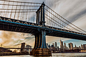 Manhattan Bridge bei Sonnenuntergang, Brooklyn Bridge Park; Brooklyn, New York, Vereinigte Staaten von Amerika