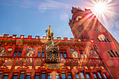 Sunburst und Sonnenstrahlen gegen das Rathausgebäude und den Turm; Basel, Basel Stadt, Schweiz