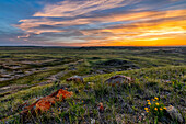 Weite Landschaft, die sich bei Sonnenuntergang im Grasslands National Park bis zum Horizont erstreckt; Val Marie, Saskatchewan, Kanada