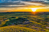Weite Landschaft bis zum Horizont bei Sonnenuntergang im Grasslands National Park; Val Marie, Saskatchewan, Kanada