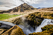 Skogafoss, ein bedeutender Wasserfall, und der Fluss Skoga; Island