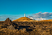 Reykjanes-Leuchtturm, der älteste Leuchtturm Islands, auf dem Baejarfell-Hügel, Reykjanes-Halbinsel; Island