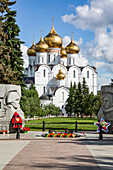 Kriegerdenkmal mit Ewiger Flamme, Mariä-Himmelfahrts-Kathedrale; Jaroslawl, Oblast Jaroslawl, Russland.