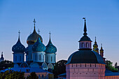 Blick auf den Komplex des Dreifaltigkeitsklosters Sergius Lawra in der Abenddämmerung; Sergiew Posad, Moskauer Gebiet, Russland.