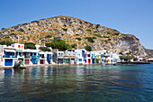 Dorf Klima mit weißen Häusern und bunten Akzenten am Wasser; Klima, Insel Milos, Kykladen, Griechenland
