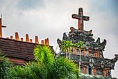 Kreuz auf dem Pura Gereja (Tempel der Kirche) im Calvinistendorf Blimbingsari; Bali, Indonesien