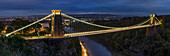 Clifton-Hängebrücke in der Abenddämmerung; Bristol, England.