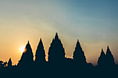 Sonnenuntergang am Prambanan-Tempel mit silhouettierten Gipfeln; Yogyakarta, Indonesien.