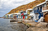 Bunt bemalte Geländer und Türen von Häusern entlang der Uferpromenade; Milos, Griechenland