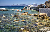 Kleiner Hafen an der Uferpromenade von Milos; Milos, Griechenland