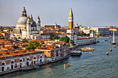 Santa Maria della Salute und der Campanile des Markusplatzes am Canal Grande; Venedig, Italien.