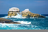 Das blaue Wasser des Mittelmeers plätschert gegen weiße Felsformationen entlang der Küste einer griechischen Insel; Milos, Griechenland