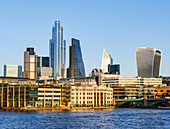 Stadtbild und Skyline von London mit 20 Fenchurch, 22 Bishopsgate und verschiedenen anderen Wolkenkratzern sowie der Themse im Vordergrund; London, England.