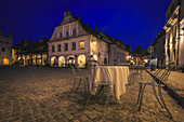 Leerer Restauranttisch in einer polnischen Altstadt bei Nacht; Kazimierz Dolny, Woiwodschaft Lublin, Polen.
