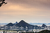 Sonnenaufgang über Rio De Janeiro von der Rocinha Favela aus gesehen; Rio de Janeiro, Rio de Janeiro, Brasilien