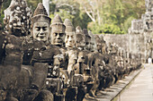 Statuen am Südtor des Bayon-Tempels, Angkor Wat-Komplex; Siem Reap, Kambodscha.