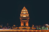 Unabhängigkeitsdenkmal bei Nacht in Phnom Penh; Phnom Penh, Phnom Penh, Kambodscha