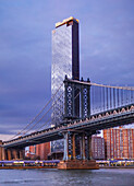 Wolkenkratzer im Bau mit der Manhattan-Brücke über den East River im Vordergrund, Manhattan; New York City, New York, Vereinigte Staaten von Amerika