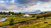 Thingvellir ist eine historische Stätte und ein Nationalpark.  Er ist bekannt für das Althing, den Sitz des isländischen Parlaments vom 10. bis 18. Jahrhundert. Auf dem Gelände befinden sich die Thingvellir-Kirche und die Ruinen alter Steinhütten. Der Park liegt in einem Graben, der durch die Trennung zweier tektonischer Platten entstanden ist, mit felsigen Klippen und Spalten wie der riesigen Almannagja-Verwerfung, Thingvellir-Nationalpark; Blaskogabygoo, Südregion, Island