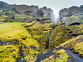 Rauofeldsgja, übersetzt Rotmantelspalte, ist eine wunderschöne Schlucht im Botnsfjall-Gebirge auf der Halbinsel Snaefellsnes; Snaefellsbaer, Westregion, Island
