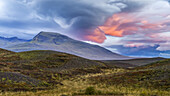 Landschaft in Nordisland mit leuchtenden rosa Wolken bei Sonnenuntergang; Hunaping vestra, Nordwestliche Region, Island