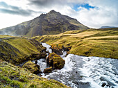 Der Skogafoss ist einer der größten und schönsten Wasserfälle Islands mit einer erstaunlichen Breite von 25 Metern und einer Fallhöhe von 60 Metern; Rangarping eystra, Südliche Region, Island