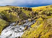 Skogafoss ist einer der größten und schönsten Wasserfälle Islands mit einer erstaunlichen Breite von 25 Metern und einer Fallhöhe von 60 Metern; Rangarping eystra, Südliche Region, Island