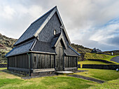 Kirche in einer Stadt auf der Insel Heimaey, einem Archipel vor der Südküste Islands; Vestmannaeyjar, Südliche Region, Island.