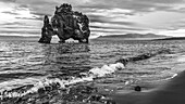 Hvitserkur ist ein 15 Meter hoher Basaltstapel an der Ostküste der Halbinsel Vatnsnes im Nordwesten Islands. Der Felsen hat zwei Löcher an der Basis, die ihm das Aussehen eines trinkenden Drachens verleihen; Hunaping vestra, nordwestliche Region, Island