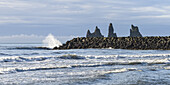 Spitz zulaufende Felsformationen entlang der Küstenlinie bei der Stadt Vik i Myrdal; Myrdalshreppur, Südregion, Island