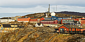 Bunte Gebäude an einem Berghang; Nuuk, Sermersooq, Grönland