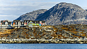 Bunte Häuser an der Felsenküste von Nuuk; Nuuk, Sermersooq, Grönland.