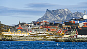 Bunte Häuser an der Felsenküste von Nuuk; Nuuk, Sermersooq, Grönland