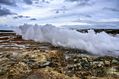 Dampfschwaden über der felsigen Landschaft in Südisland; Grindavik, Südliche Halbinselregion, Island.