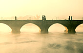 Frühmorgendlicher Nebel um die Karlsbrücke an der Moldau; Prag, Tschechische Republik.