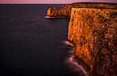 Langzeitbelichtung der portugiesischen Klippen in der Abenddämmerung an der südwestlichsten Spitze Europas, Kap St. Vincent; Sagres, Algarve, Portugal