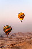 Heißluftballonfahrt in der Morgendämmerung; Luxor, Ägypten