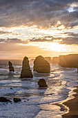 Die Zwölf Apostel, Kalkstein-Felsformationen entlang der Küste, Great Ocean Road, Port Campbell National Park; Port Campbell, Victoria, Australien.