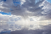 Spiegelung während der Regenzeit (Dezember-Februar) im Salar de Uyuni, dem größten Salzsee der Welt; Departement Potosi, Bolivien