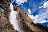 Blick auf die Takakkaw Falls im Yoho-Nationalpark British Columbia, Kanada