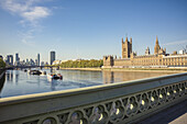 Westminster Bridge zur morgendlichen Rushhour während der nationalen Abriegelung für die Weltpandemie Covid-19; London, England.