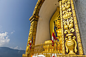 Nahaufnahme eines goldenen Buddhas an der Weltfriedenspagode an einem sonnigen Herbsttag in Pokhara; Kaski-Distrikt, Nepal.