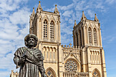 Nahaufnahme der Statue des indischen Reformers Raja Rammohun Roy vor der Kathedrale von Bristol; Bristol, Südwestengland, Vereinigtes Königreich.