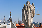 Blick vom Dach des Mathematischen Turms der Universität Breslau, mit einer Statue, die das Recht darstellt; Breslau, Schlesien, Polen.
