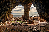 Kalksteinhöhle und Bogengang am Marsden Beach mit Blick auf die Nordsee; South Shields, Tyne and Wear, England, Vereinigtes Königreich
