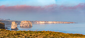 Kalksteinfelsen und Meeresklippen entlang der Nordseeküste bei Marsden Bay; South Shields, Tyne and Wear, England, Vereinigtes Königreich.