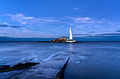Leuchtturm St. Mary's Island in der Abenddämmerung an der Whitley Bay; Tyne and Wear, Northumberland, England, Vereinigtes Königreich