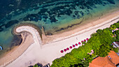 Luftaufnahmen über den Strand von Sanur auf Bali; Sanur, Bali, Indonesien.