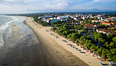 Blick aus der Luft auf die Menschenmengen am Kuta Beach und die Wellen des Indischen Ozeans; Kuta, Bali, Indonesien