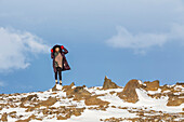 Ein Nachmittag in der schneebedeckten, zerklüfteten Landschaft Islands im Winter; Island